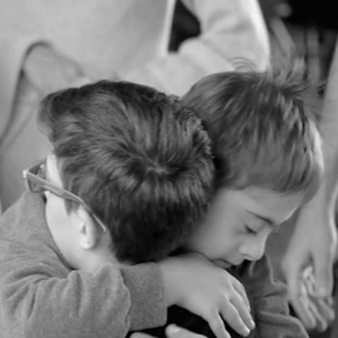Due bambini si abbracciano