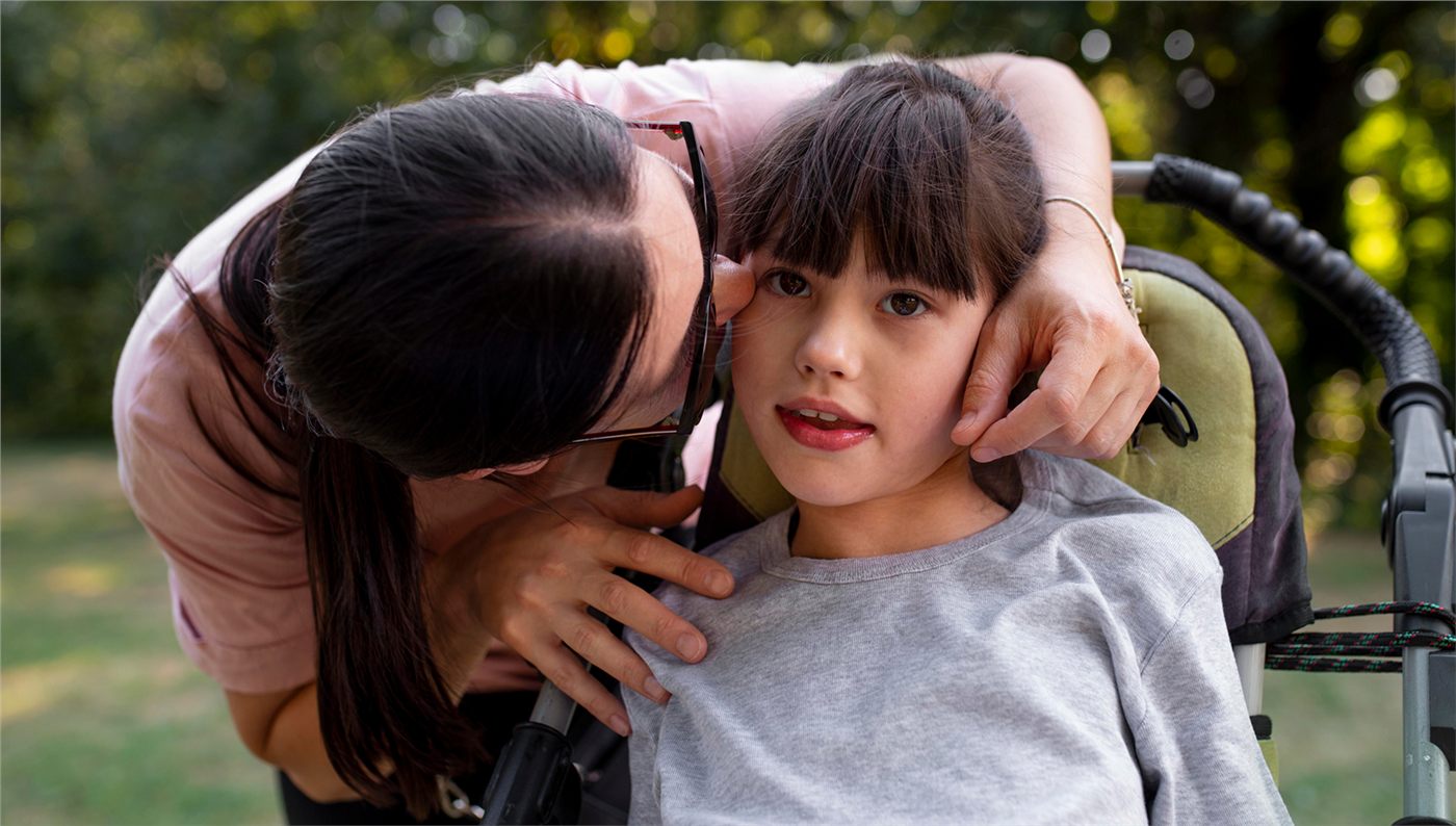 Una mamma abbraccia la figlia