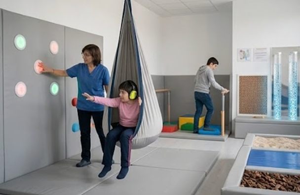 La sala sensoriale, con parete interattiva e altalena